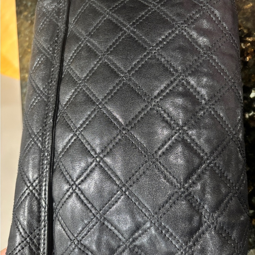 Marc Jacobs Black Quilted Shoulder Bag with Gold Chain - Picture 14 of 16